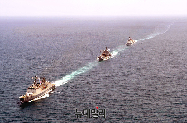 ▲ 해군 순항훈련전단의 강감찬함과 대청함, 청해부대의 충무공이순신함이 24일 아덴만에서 만나 기회훈련을 실시 중인 모습. ⓒ해군