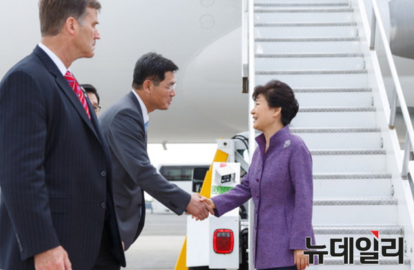 ▲ 박근혜 대통령이 25일 오후(현지시간) 미국 뉴욕 존에프케네디 공항에 도착, 환영인사와 악수하고 있다. ⓒ뉴데일리