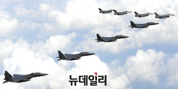 ▲ 지난달 22일 미 7공군 소속 F-16 전투기 4대와 우리 공군 F-15K 전투기 4대의 편대비행 모습.ⓒ뉴데일리