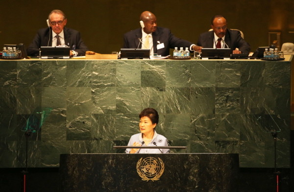 ▲ 박근혜 대통령이 26일(현지시간) 오전 유엔본부에서 열린 유엔 개발정상회의에서 기조연설하고 있다. ⓒ청와대 제공