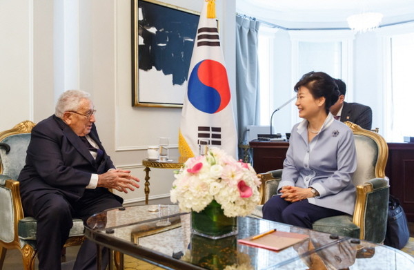 박근혜 대통령이 26일 오전(현지시간) 미국 뉴욕 한 호텔에서 헨리 키신저 미국 전 국무장관을 접견하고 있다. ⓒ청와대 제공