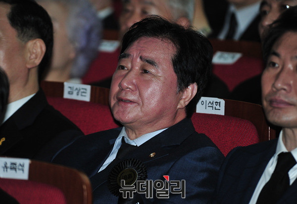 ▲ 새정치민주연합 이석현 국회부의장의 당색과 계파, 진영 논리를 넘나드는 중용의 행보가 주목받고 있다. 사진은 지난달 18일 서울 동작동 국립현충원에서 열린 고 김대중 전 대통령(DJ) 6주기 추도식에서 눈물을 흘리고 있는 이석현 부의장의 모습이다. ⓒ뉴데일리 이종현 기자