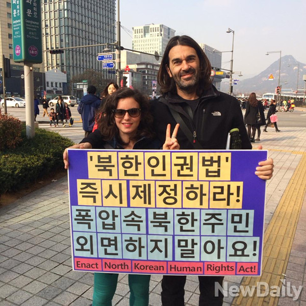 ▲ 북한인권법 제정 촉구 캠페인에 동참한 외국인 관광객들의 모습. ⓒ뉴데일리 DB