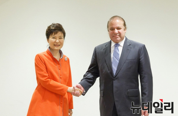 ▲ 박근혜 대통령과 파키스탄 샤리프 총리가 27일(현지시간) 오후 미국 뉴욕 유엔본부에서 열린 한국·파키스탄 정상회담에 앞서 인사하고 있다. ⓒ뉴데일리