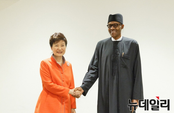 ▲ 박근혜 대통령과 무함마두 부하리 나이지리아 대통령이 27일 오후(현지시간) 미국 뉴욕 유엔본부에서 열린 정상회담에 앞서 악수하고 있다. ⓒ뉴데일리