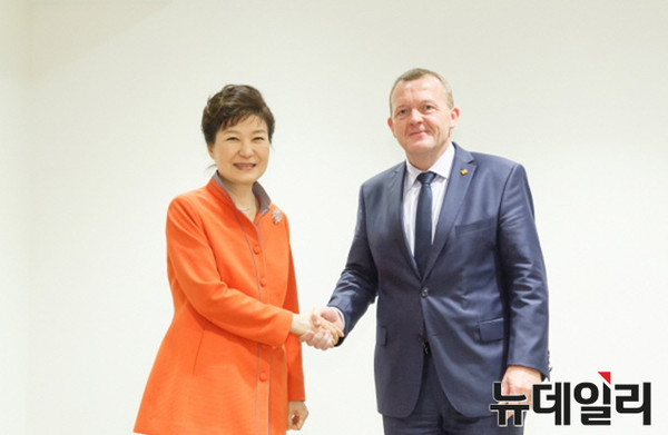 ▲ 박근혜 대통령과 라르스 뢰케 라스무센 덴마크 총리가 27일(현지시간) 오후 미국 뉴욕 유엔본부에서 열린 한국·덴마크 정상회담에 앞서 인사하고 있다. ⓒ뉴데일리