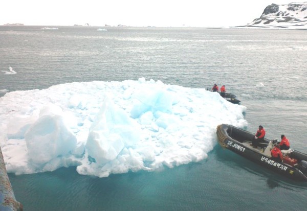 ▲ 남극 기지 인근에 떠내려온 유빙을 처리하는 모습.ⓒ해군