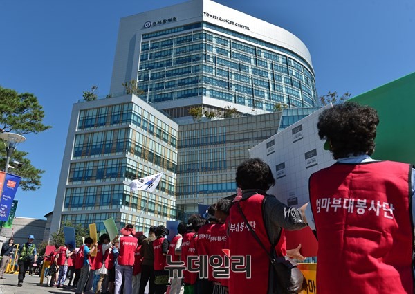 ▲ 2012년 2월22일 이른바 '박주신씨 공개신검'을 진행한 서울 신촌 연세대 세브란스병원 앞에서, 엄마부대봉사단을 비롯한 시민단체 회원들이, 병역비리 의혹의 진상규명을 위해 병원이 앞장서 줄 것을 촉구하는 시위를 벌이고 있다. ⓒ 뉴데일리 정상윤 기자