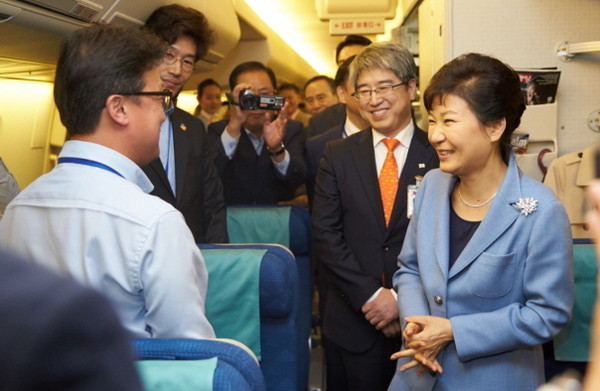 박근혜 대통령이 28일(현지시간) 오후 유엔 총회 참석을 마친 후 출국 전 전용기 안에서 취재진들과 이야기를 나누고 있다. ⓒ청와대 제공