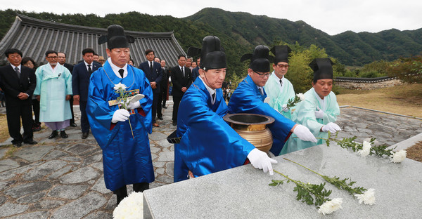 ▲ 제418주년 황석산성 추모제에서 초헌관 임창호 함양군수, 아헌관 정순호 함양교육지원청교육장이 순국선열 들의 넋을 기리고 있다 ⓒ뉴데일리