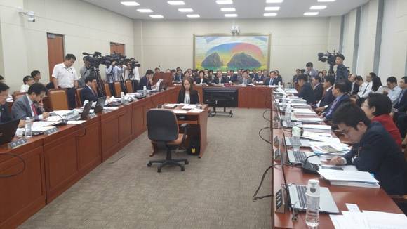 ▲ 정무위 소속 의원들이 지난 17일 국정감사를 진행하고 있다. 내달 5일에는 국책연구기관에 대한 국정감사가 열린다.ⓒ뉴데일리경제