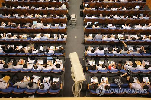 ▲ 지난 22일 금감원에서 열린 인터넷전문은행 설명회에 금융권 및 IT업계 관계자들이 참석한 모습 ⓒ 연합뉴스