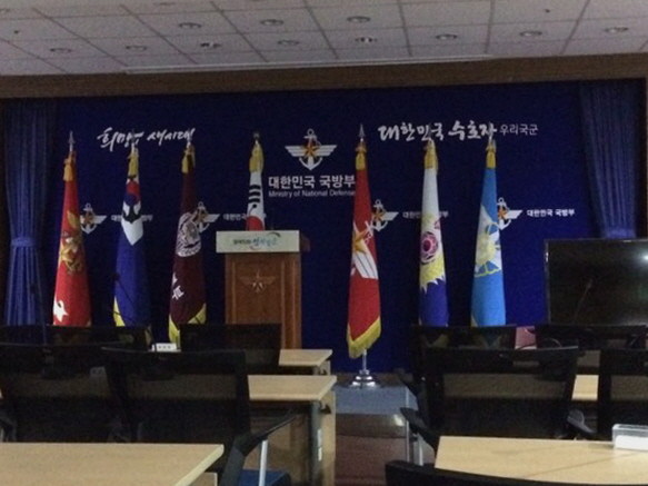 ▲ 10월 1일 국군의날 불꺼진 국방부 브리핑룸 모습.ⓒ뉴데일리 순정우 기자