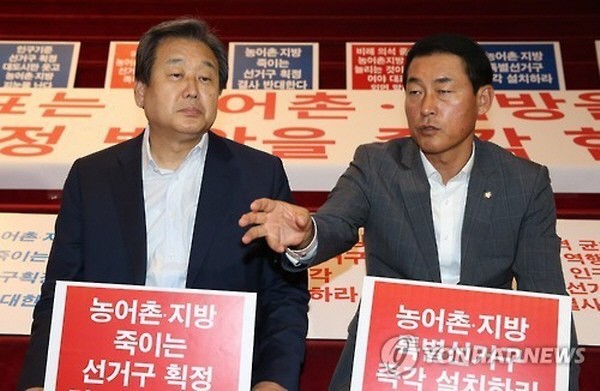 ▲ 새누리당 김무성 대표최고위원이 칩거 중이던 1일 국회본청 로텐다홀의 농어촌 의원 농성장을 깜짝 방문했다. 김무성 대표는 새누리당 황영철 의원 옆자리에서 한동안 연좌 농성을 하며 의견을 나눴다. ⓒ연합뉴스 사진DB