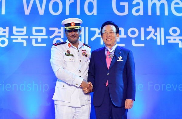 ▲ 김관용 도지사가 1일 2015 경북문경 세계군인체육대회(6th CISM World Games Korea) 개막을 하루 앞둔 이날  CISM 공로훈장 수여식에서 이번 대회 성공적 개최 공로를 인정받아 지휘장(COMMANDER)을 받았다. ⓒ경북도 제공