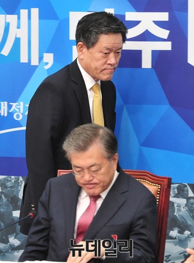 ▲ 새정치민주연합 주승용 최고위원이 2일 확대간부회의에서 권역별 비례대표제를 재검토해야 한다는 입장을 밝힌 뒤, 문재인 대표의 뒤로 돌아 회의에서 중도 퇴장하고 있다. 주승용 최고위원은 이날 의원 정수 300석이 고정된 상황에서 농어촌의 지역대표성을 확보하기 위해서는 이같은 방안이 불가피하다는 뜻을 피력했다. ⓒ뉴데일리 이종현 기자