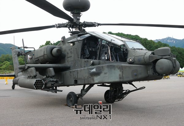 ▲ 충남 계룡대 비상활주로에서 오는 6일까지 열리는 '지상군 페스티벌'에서 선보인 주한미군의 아파치 헬기 모습. ⓒ뉴데일리 정상윤 기자