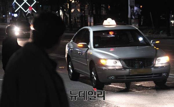 ▲ 승차 거부하고 있는 택시 모습. ⓒ뉴데일리 정상윤 기자