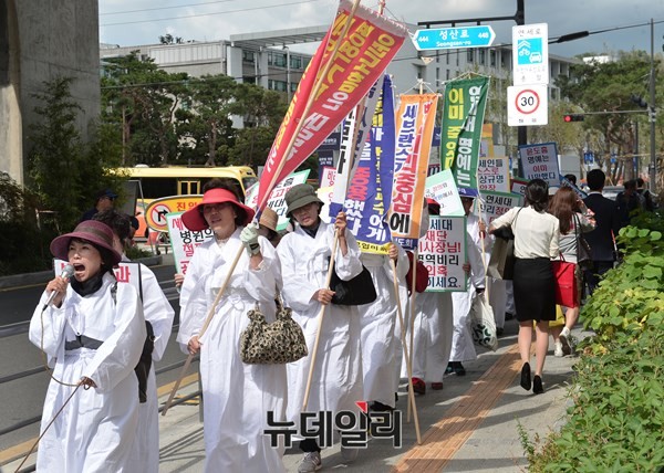 ▲ 엄마부대봉사단을 비롯한 애국단체 회원들은 2일 오전 세브란스병원 앞에서 1차 집회를 마친 뒤, 지하철 신촌역까지 가두시위를 벌였다. ⓒ뉴데일리 정상윤 기자