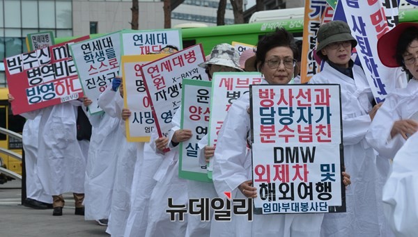 ▲ 엄마부대봉사단을 비롯한 애국단체 회원들은 2일 오전 세브란스병원 앞에서 1차 집회를 마친 뒤, 지하철 신촌역까지 가두시위를 벌였다. ⓒ뉴데일리 정상윤 기자