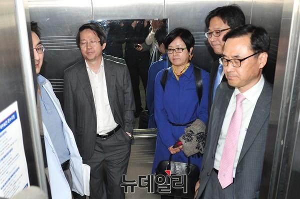 ▲ 선거구획정위원들이 2일 저녁 지역구 정수 확정에 실패한 뒤, 침통한 표정으로 엘리베이터를 통해 중앙선관위 관악청사를 빠져나가고 있다. ⓒ뉴데일리 이종현 기자