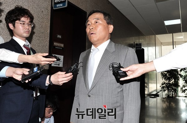 ▲ 새정치민주연합 황주홍 전남도당위원장이 2일 오후 전남·전북 의원들과 함께 문재인 대표를 면담한 이후, 취재진과 만나 면담 결과를 설명하고 있다. ⓒ뉴데일리 이종현 기자