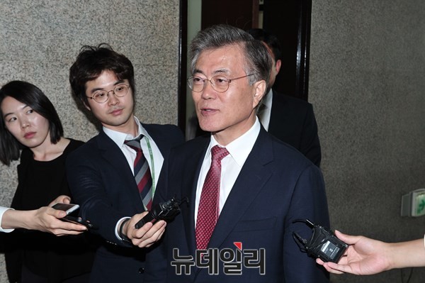 ▲ 새정치민주연합 문재인 대표가 2일 오후 전남·전북 의원들과 면담한 뒤 취재진의 질문에 답하고 있다. 문재인 대표는 선거구획정위에 지역구 정수 결정 연기 요청을 할 것이냐는 질문에 대해 관여할 문제가 아니라는 입장을 밝혔다. ⓒ뉴데일리 이종현 기자