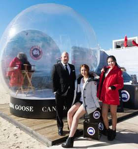 ▲ 대니 리스 캐나다구스 회장과 모델들이 제20회 부산국제영화제를 기념하는 대형 캐나다구스 스노우글로브 앞에서 포즈를 취하고 있다. 캐나다구스는 작년에 이어 2년 째 부산국제영화제의 공식 후원사로 참여한다. ⓒ캐나다구스