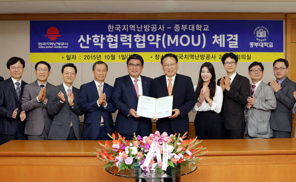 ▲ 사진은 한국지역난방공사 김성회 사장(가운데 좌측)과 중부대학 홍승용 총장(가운데 우측)의 모습.ⓒ한국지역난방공사