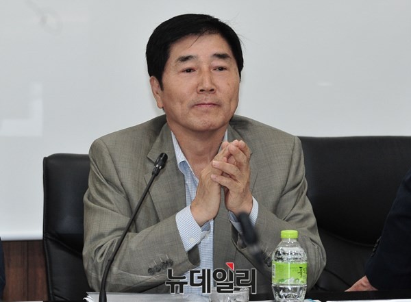 ▲ 법조인 출신인 새누리당 장윤석 의원은 광역의원에 적용되고 있는 1군 1의석 원칙을 가져와, 국회의원 선거구도 4개 군이 합쳐져 있을 경우 1석을 부여하도록 단서 조항을 만드는 게 효과적이라고 제안한다. ⓒ뉴데일리 이종현 기자