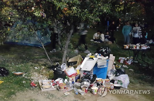 2015 서울 불꽃축제가 끝난 뒤 한강공원에 방치된 쓰레기더미 모습. ⓒ연합뉴스