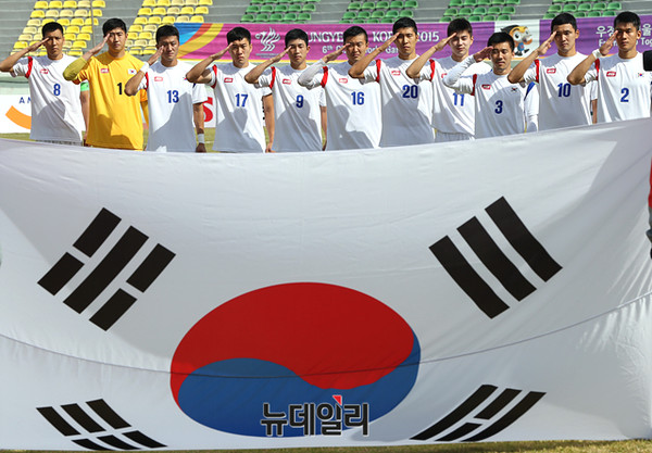 ▲ 국기에 대한 경례하는 국군체육부대 남자 축구 대표팀 선수들. ⓒ2015 경북문경 세계군인체육대회 조직위