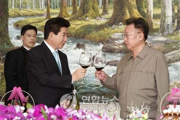 ▲ 2007년 10월 김정일과 만난 故노무현 前대통령. ⓒ연합뉴스. 무단전재 및 재배포 금지.