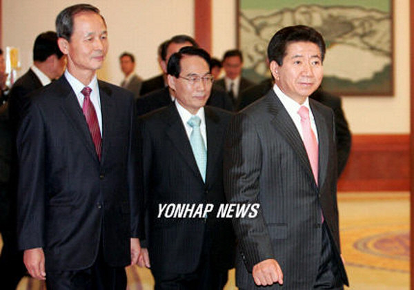 ▲ 김만복 전 국정원장(사진 가운데)이 4일 펴낸 회고록에서 김대중 전 대통령(DJ)을 폄훼했다는 지적이 제기돼, 새정치민주연합 박지원 전 원내대표가 강하게 반발하는 등 야권 내부에 소란이 일고 있다. 사진은 지난 2006년 국정원장에 임명된 직후 노무현 전 대통령과 함께 청와대로 들어서고 있는 김만복 전 국정원장의 모습. ⓒ연합뉴스 사진DB