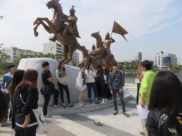 ▲ 경산 지역 문화유적 답사에 나선 학생들이 마위지를 방문해 유적지에 대한 설명을 듣고 있다.ⓒ대구대 제공