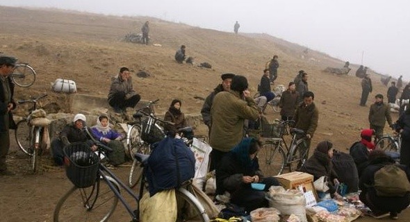 ▲ 시장이 아닌 길거리에서 물건을 팔고 사는 북한주민들의 모습 -사진출처- (구글이미지)