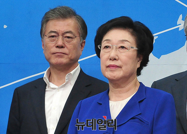 ▲ 새정치민주연합 문재인 대표가 지난 8월 20일 한명숙 전 대표의 정치자금법 위반 대법원 유죄 확정 판결이 나온 직후, 당대표회의실에서 한명숙 전 대표와 함께 긴급 기자회견을 갖고 침통한 표정을 짓고 있다. ⓒ뉴데일리 이종현 기자