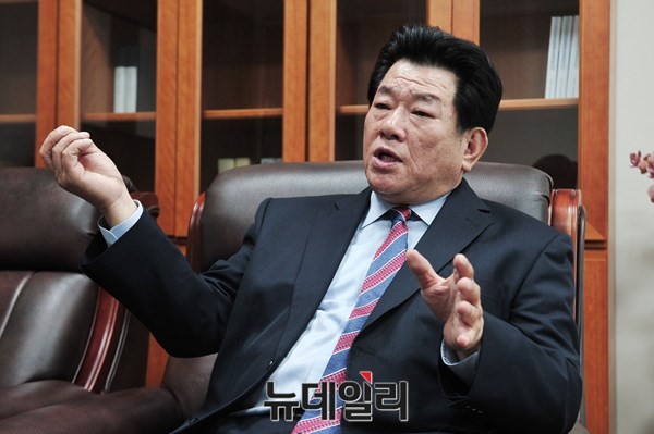 ▲ 새정치민주연합 신문식 의원이 지난달 30일 자신의 의원회관 사무실에서 취재진과의 인터뷰를 진행하고 있다. ⓒ뉴데일리 이종현 기자