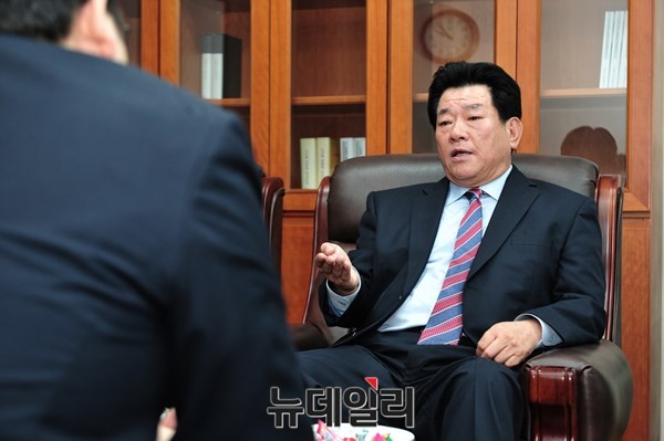 ▲ 새정치민주연합 신문식 의원이 지난달 30일 자신의 의원회관 사무실에서 취재진과의 인터뷰를 진행하고 있다. ⓒ뉴데일리 이종현 기자