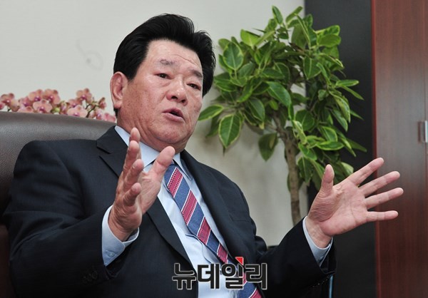 ▲ 새정치민주연합 신문식 의원이 지난달 30일 자신의 의원회관 사무실에서 취재진과의 인터뷰를 진행하고 있다. ⓒ뉴데일리 이종현 기자