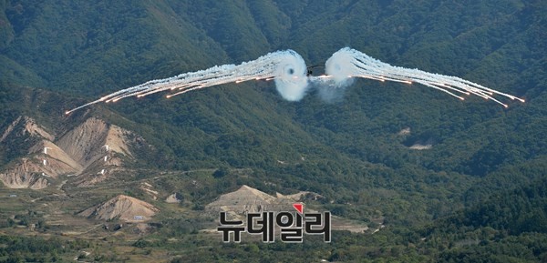 ▲ 한국형 기동헬기 수리온(KUH-1)이 '2015년 육군항공사격대회'에 참석해 플레어탄을 발사하고 있다. ⓒ뉴데일리 정상윤 기자