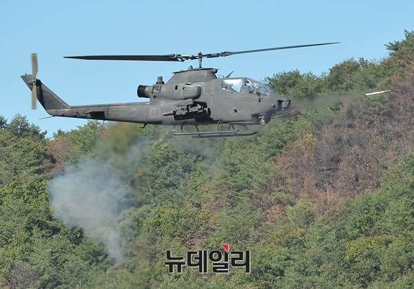 ▲ AH-1S 코브라 헬기가 '2015년 육군항공사격대회'에서 사격하고 있다.. ⓒ뉴데일리 정상윤 기자