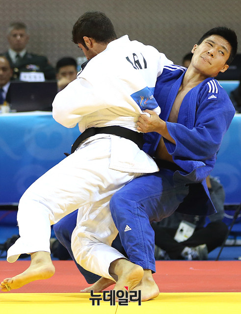 ▲ 5일 경북 문경 국군체육부대 실내종합경기장에서 열린 2015 경북문경 세계군인체육대회 유도 남자 -73kg급 결승전에서 대한민국 이정민이 이란 바나 바히드를 상대로 한판승을 거두고 있다. ⓒ2015 경북문경 세계군인체육대회 조직위