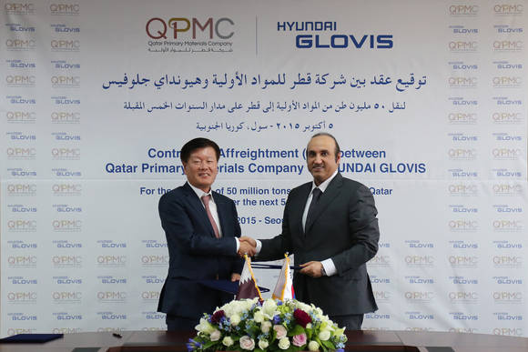 ▲ 현대글로비스가 5일 서울 강남구 본사에서 카타르 국영 광물자원회사인 QPMC(Qatar Primary Materials Company)와 5억 달러(한화 약 5천억 원) 규모의 골재 장기 해상운송 계약을 체결했다. 김경배 현대글로비스 사장(왼쪽)과 에이사 알 하마디(Engineer Eisa Al-Hammadi) QPMC 사장이 계약서에 서명한 후 악수하고 있다.ⓒ현대글로비스