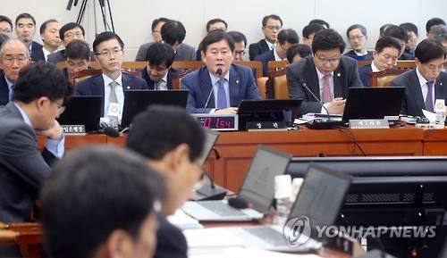 ▲ 기재위 국감장 모습. 정면을 바라보고 있는 사람들 중 앞줄 가운데가 최경환 부총리. ⓒ 연합뉴스