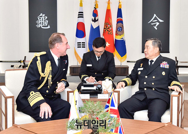 ▲ 정호섭 해군참모총장(오른쪽)이 6일 방한 중인 조지 잠벨라스 영국 해군참모총장(왼쪽)을 만나 양국 해군의 교류‧협력 강화 방안을 논의했다. ⓒ해군