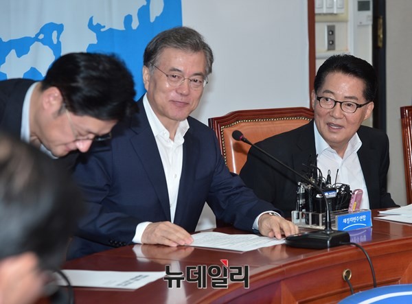 ▲ 새정치민주연합 박지원 전 원내대표는 6일 SBS라디오에 출연해, 문재인 대표가 자신의 거취와 관련해 심경의 변화가 감지된다고 밝혔다. ⓒ뉴데일리 정상윤 기자