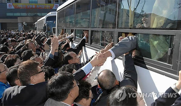 ▲ 2010년 11월 상봉 행사를 마친 뒤 작별인사를 하는 이산가족들. ⓒ연합뉴스. 무단전재 및 재배포 금지.