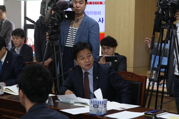 ▲ 노웅래 의원이 홍 지사의 검찰수사에 대해 묻고 있다