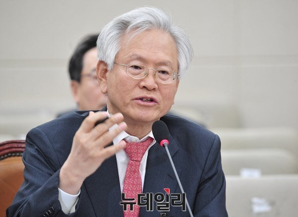 ▲ 고영주 방송문화진흥회 이사장이 지난 2일 열린 국회 미래창조과학방송통신위원회 국정감사에서 발언을 하고 있다.  ⓒ뉴데일리 이종현 기자